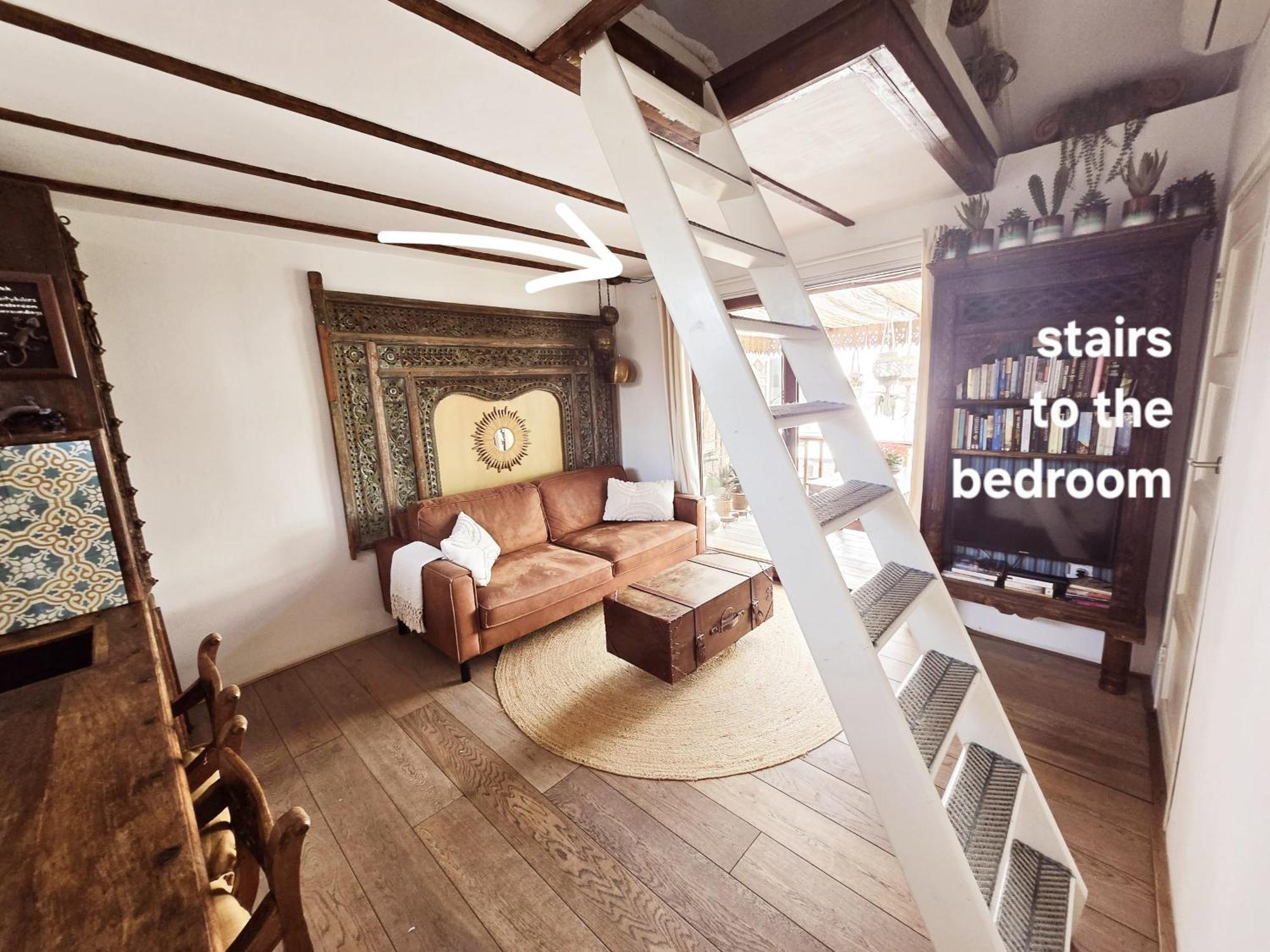 Guest house House Boat With Waterfront Terrace *