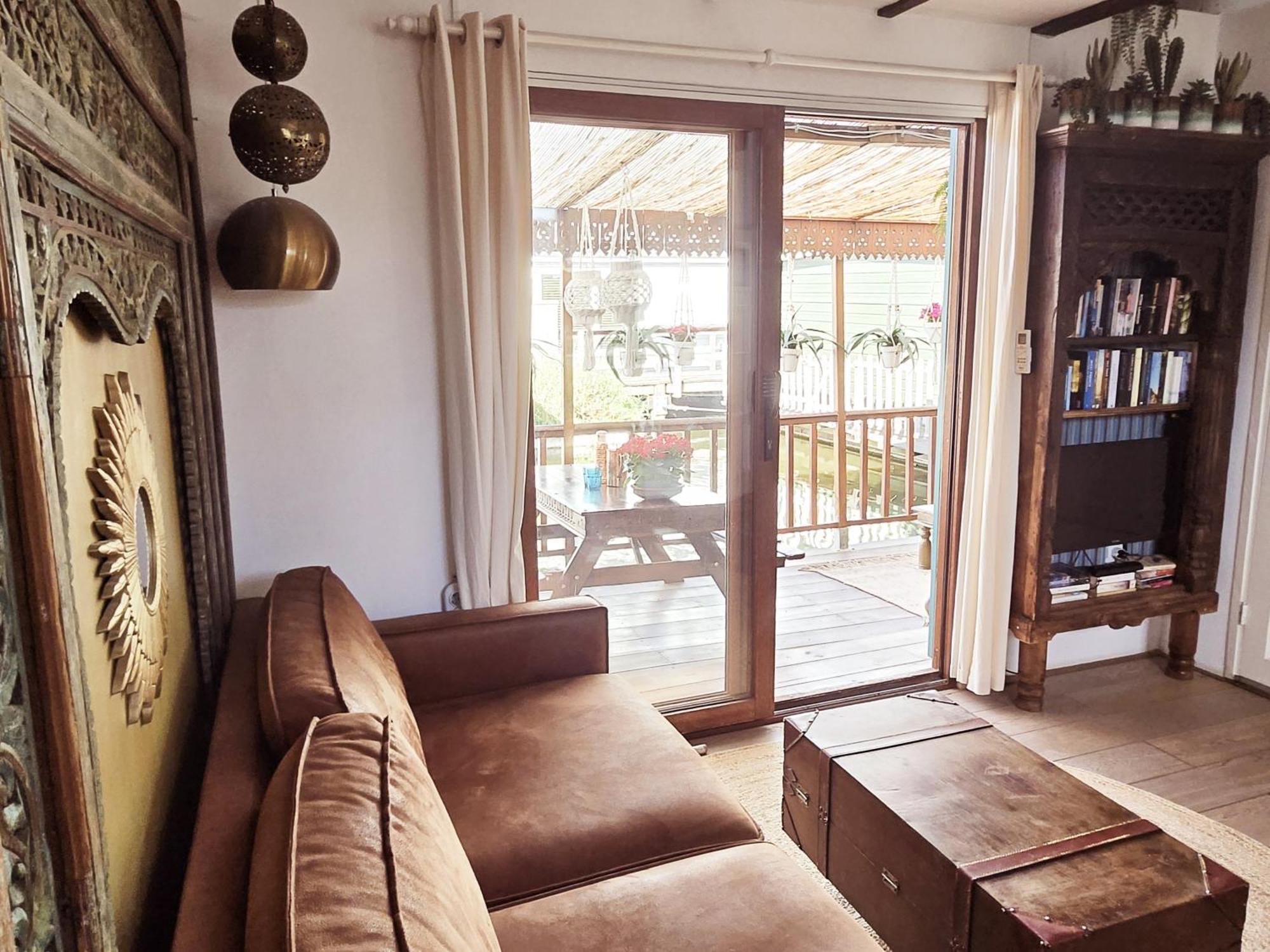 Guest house House Boat With Waterfront Terrace *
